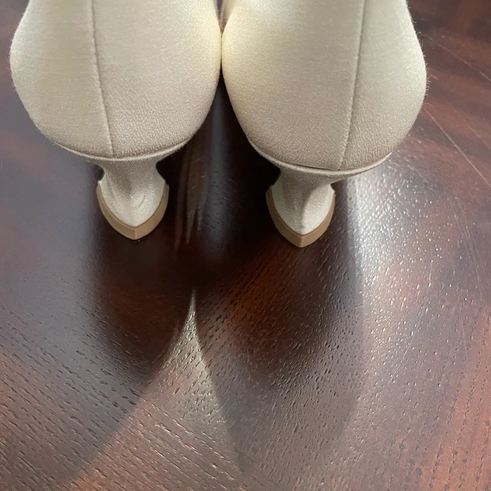 Special Occasion by Saugus . Women’s size 7 Shoes. Pomp, cream Satin.